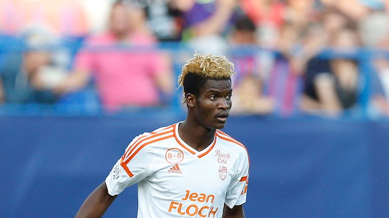 Lorient's Gabonese midfielder Didier Ndong runs with the ball during the French Ligue 1 football match between Caen (SM Caen) and Lorient (FC Lorient), on 
