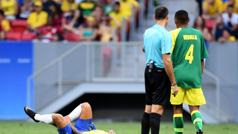 Brazil player Neymar (L) gestures on the field during the Rio 2016 Olympic Games First Round Group A men's football match Brazil vs South Africa, at the Ma