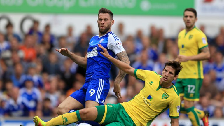 Ipswich Town's Daryl Murphy (left) and Norwich City's Timm Klose battle for the ball 