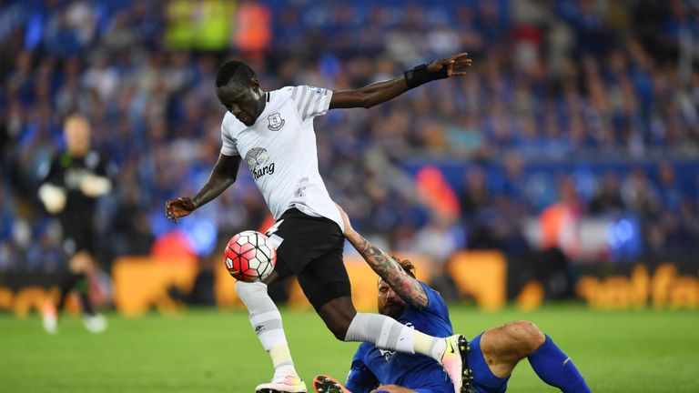 LEICESTER, ENGLAND - MAY 07:  Oumar Niasse of Everton and Marcin Wasilewski of Leicester City compete for the ball during the Barclays Premier League match