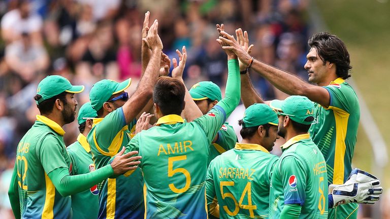 Mohammad Irfan (R) of Pakistan celebrates with teammates after taking the wicket of Martin Guptill of New Zealand