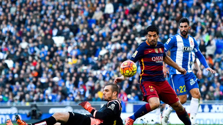 Pau Lopez had several run-ins with Barcelona's Luis Suarez last season