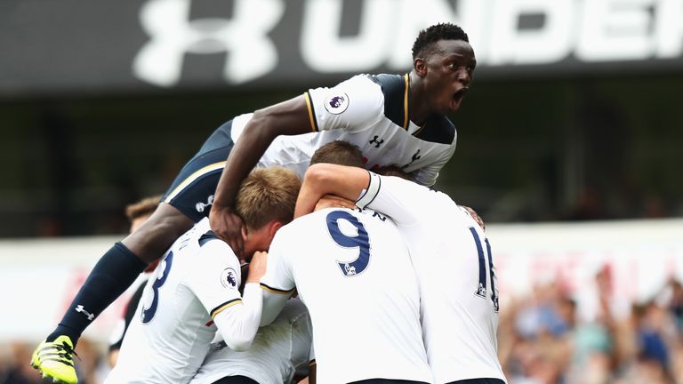 Tottenham Hotspur palyers celebrate after Danny Rose's equaliser