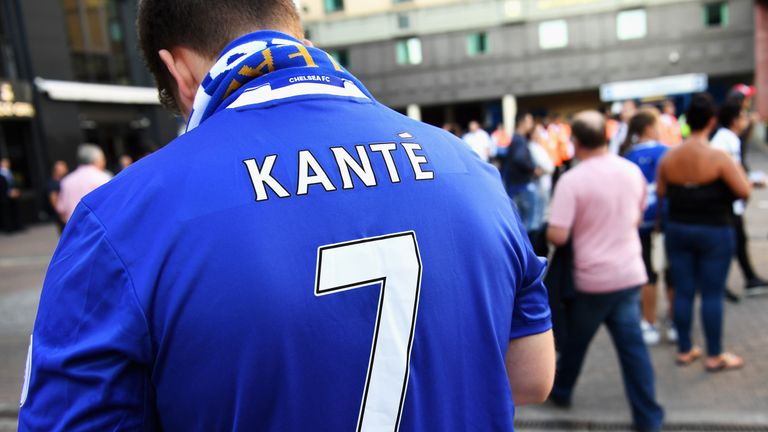 Chelsea fan wearing the shirt of N'Golo Kante