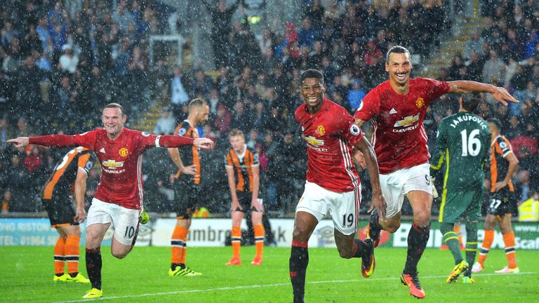 Marcus Rashford (C) celebrates scoring in injury time