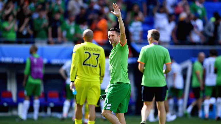 Robbie Keane of Republic of Ireland acknowledges the supporters after their team's 1-2 defeat in the UEFA EURO 2016 round of 16 ma