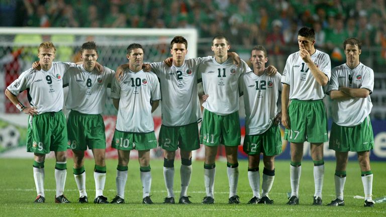 SUWON, SOUTH KOREA - JUNE 16:  WM 2002 in JAPAN und KOREA, Suwon; MATCH 52/ACHTELFINALE/SPANIEN - IRLAND (ESP - IRL) 4:3 n.E.; v.li.: Damien DUFF, Matt HOL