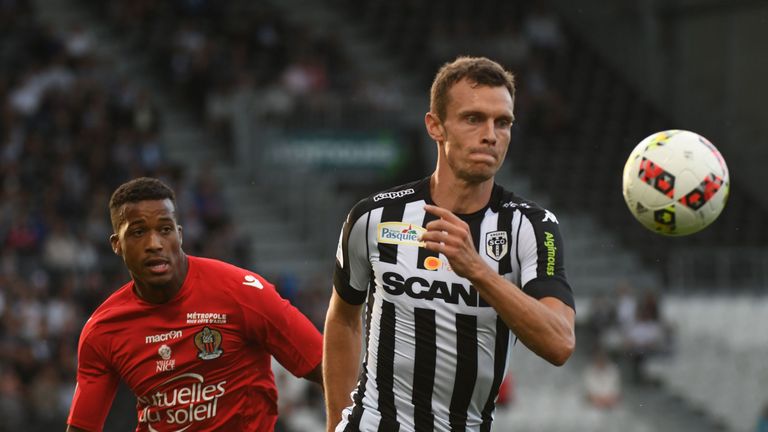 Nice's French forward Alassane Plea  (L) vies for the ball with Angers' French defender Romain Thomas (R) during the French L1 football match between Anger