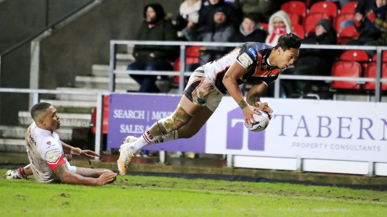 Jordan Turner is unable to prevent Denny Solomona from scoring a try