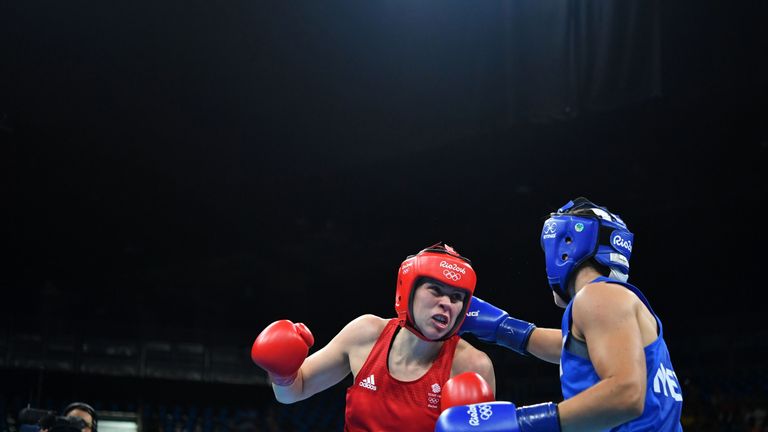 Netherlands' Nouchka Fontijn (blue) fights Great Britain's Savannah Marshall (red) )