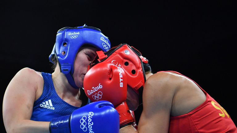 Sweden's Anna Laurell Nash (R) fights Great Britain's Savannah Marshall during the Women's Middle (69-75kg) match at the Rio 2016 Olympic Games