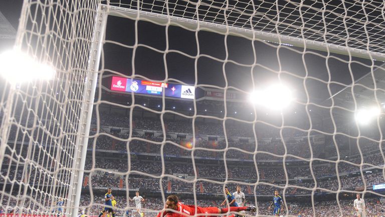 MADRID, SPAIN - AUGUST 27:  Sergio Alvarez of RC Celta de Vigo fails to stop Toni Kroos of Real Madrid from scoring Real's 2nd goal during the La Liga matc