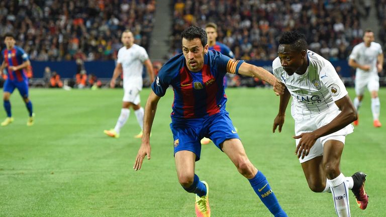 Barcelona's Spanish midfielder Sergio Busquets (L) vies with Leicester's Nigerian forward Ahmed Musa during the 2016 International Champions Cup friendly f