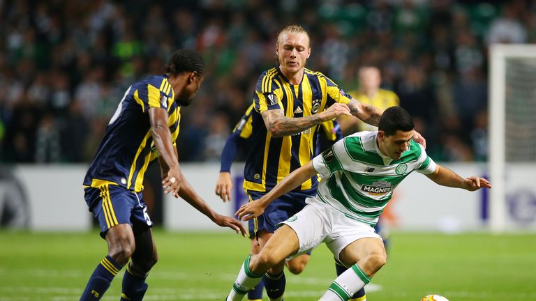 GLASGOW, SCOTLAND - OCTOBER 01:  Tomas Rogic of Celtic vies with Simon Kjaer of Fenerbahce during the UEFA Europa League match between Celtic FC and Fenerb