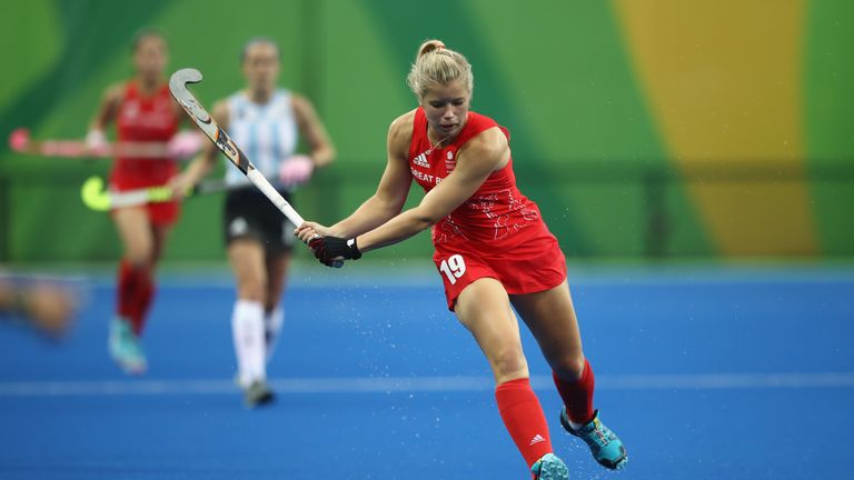 RIO DE JANEIRO, BRAZIL - AUGUST 10:  Sophie Bray of Great Britain passes during the women's pool B match between Great Britain and Argentina on Day 5 of th