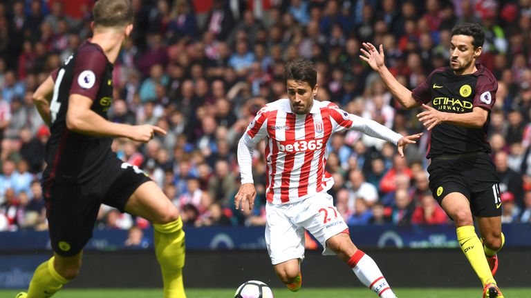Bojan Krkic (C) takes on Jesus Navas (R)