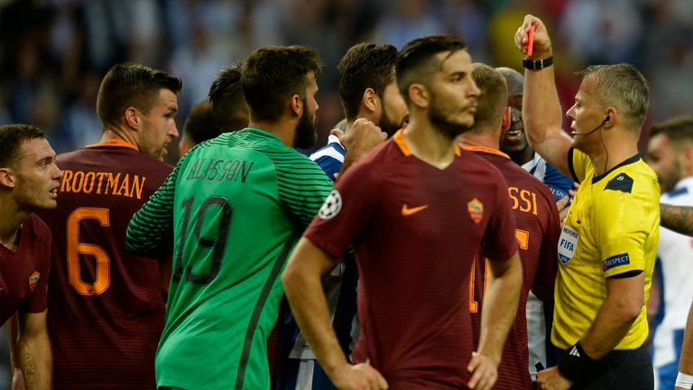 Dutch referee Bjorn Kuipers (R) shows the red card to AS Roma's Belgian defender Thomas Vermaelen (L) during the UEFA Champions League first leg play off f
