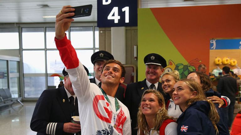 Tom Daley, Tonia Couch and Lois Toulson take a pic with the flight crew