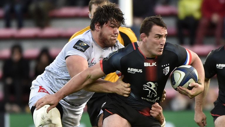 Toulouse's French number eight Louis Picamoles (R) breaks away from Oyonnax' French prop Antoine Guillamont during the European Rugby Union Champions Cup m