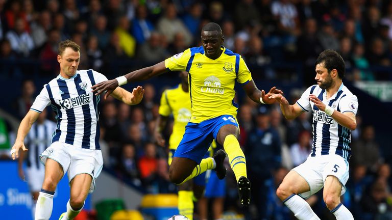 WEST BROMWICH, ENGLAND - AUGUST 20:  Yannick Bolasie of Everton, Jonny Evans of West Bromwich Albion and Claudio Yacob of West Bromwich Albion battle for p