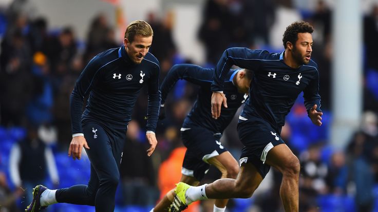 Harry Kane and Mousa Dembele of Tottenham Hotspur warm up 