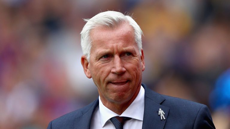 LONDON, ENGLAND - SEPTEMBER 18:  Alan Pardew, Manager of Crystal Palace looks on during the Premier League match between Crystal Palace and Stoke City at S