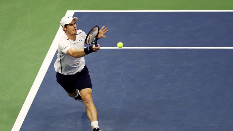 Andy Murray returns against Kei Nishikori