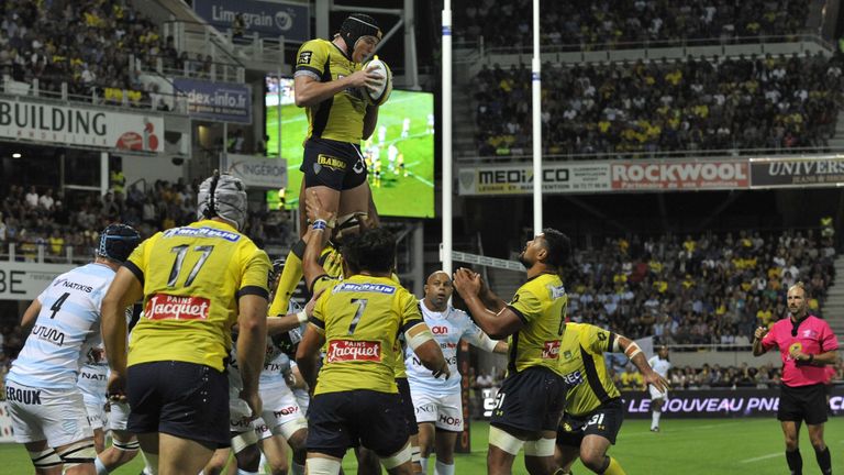 Arthur Iturria secures a lineout at the Stade Marcel-Michelin
