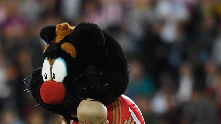SUNDERLAND, ENGLAND - SEPTEMBER 12:  Young Sunderland mascot Bradley Lowery embraces mascot Samson the Cat prior tothe Premier League match between Sunderl