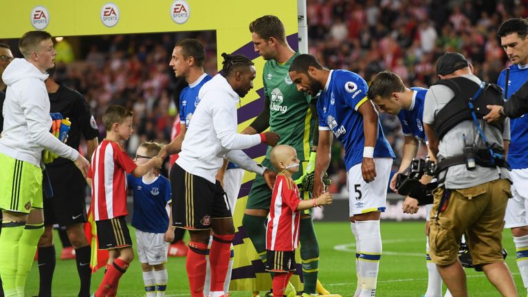 SUNDERLAND, ENGLAND - SEPTEMBER 12:  Young Sunderland mascot Bradley Lowery shakes hands with Everton player Ashley Williams prior to the Premier League ma