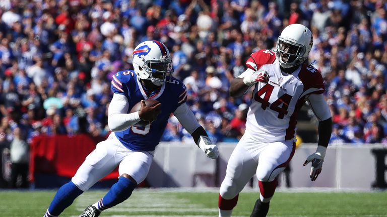 ORCHARD PARK, NY - SEPTEMBER 25:   Tyrod Taylor #5 of the Buffalo Bills out runs Markus Golden #44 of the Arizona Cardinals during the first half at New Er