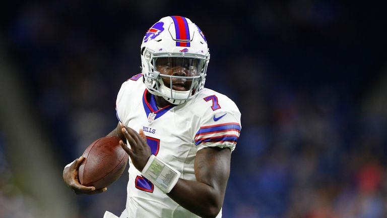 DETROIT, MI - SEPTEMBER 01: Cardale Jones #7 of the Buffalo Bills runs for a short gain in the fourth quarter of the preseason game against the Detroit Lio