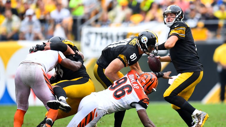 Ben Roethlisberger #7 of the Pittsburgh Steelers passes against the Cincinnati Bengals