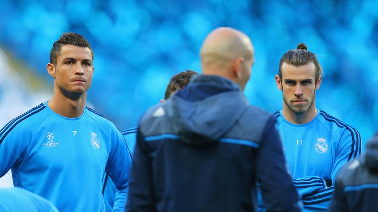 MANCHESTER, ENGLAND - APRIL 25:  Cristiano Ronaldo (L) and Gareth Bale (R) listen to Zinedine Zidane manager of Real Madrid during a Real Madrid training s