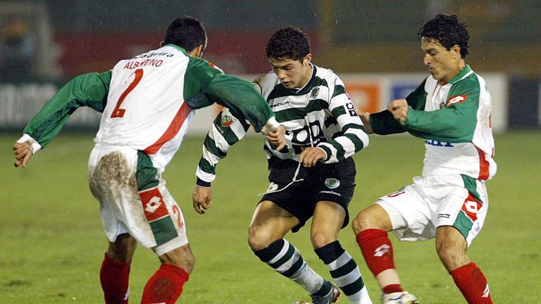 LISBON, PORTUGAL:  Sporting Lisbon's Cristiano Ronaldo (C) vies with Maritimo's Albertino (L) and Joel (R) during the Portuguese league match 15 November 2