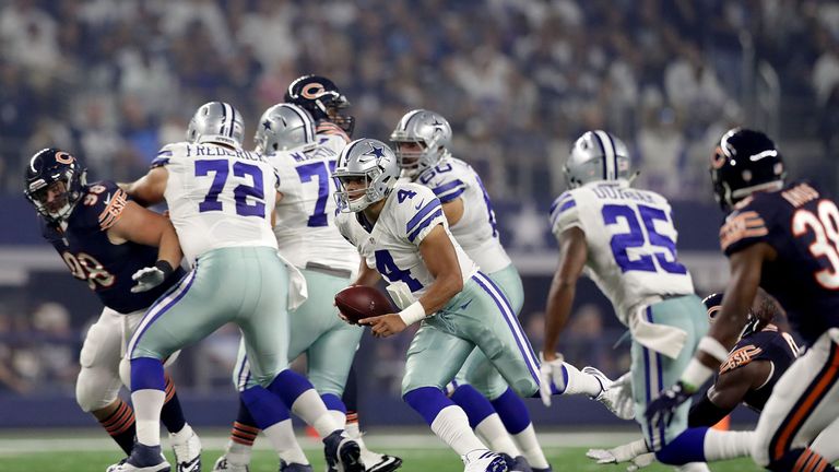 ARLINGTON, TX - SEPTEMBER 25:  Dak Prescott #4 of the Dallas Cowboys runs in the first quarter during a game between the Dallas Cowboys and the Chicago Bea