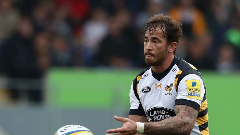 Danny Cipriani of Wasps passes the ball during the Aviva Premiership match between Leicester Tigers and Wasps at Welford Road