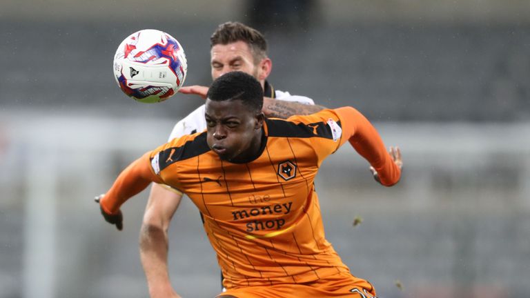 Wolverhampton Wanderers' Dominic Iorfa (front) and Newcastle United's Daryl Murphy battle for the ball 