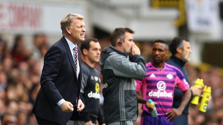 Sunderland manager David Moyes issues instructions