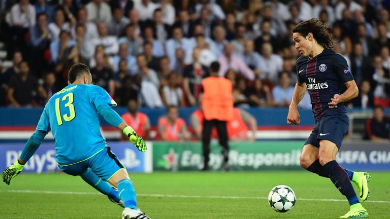 Arsenal's Colombian goalkeeper David Ospina (L) vies with Paris Saint-Germain's Uruguayan forward Edinson Cavani during the UEFA Champions League Group A f