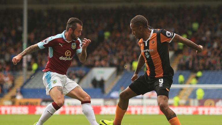 Steven Defour of Burnley (L) takes the ball past Abel Hernandez of Hull City 