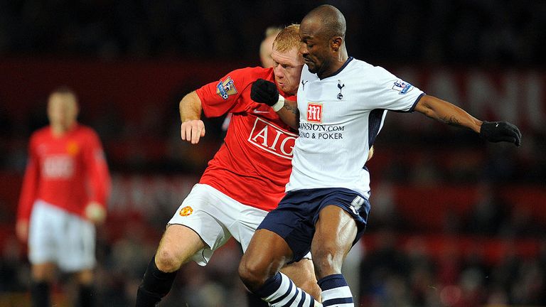 Paul Scholes (L) vies with Tottenham Hotspur's Ivorian midfielder Didier Zokora (R) 