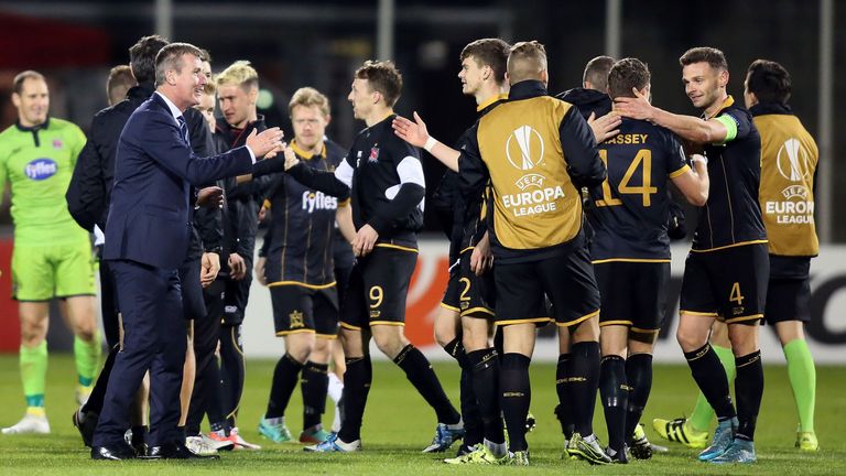 Dundalk's Irish manager Stephen Kenny (2L) celebrates with his players following the UEFA Europa League group D football match between Dundalk and Maccabi 