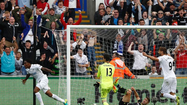 Swansea City's Dutch midfielder Leroy Fer (L) celebrates after scoring their second goal as Chelsea's Belgian goalkeeper Thibaut Courtois and Chelsea's Eng