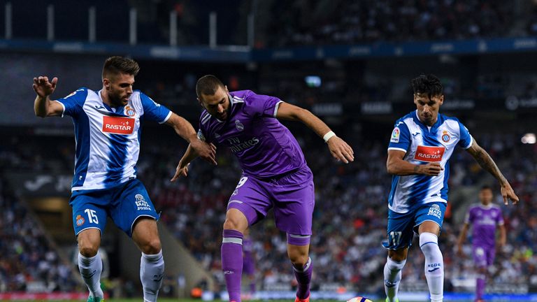 Karim Benzema of Real Madrid competes for the ball with David Lopez (L) and Hernan Perez of Espanyol 