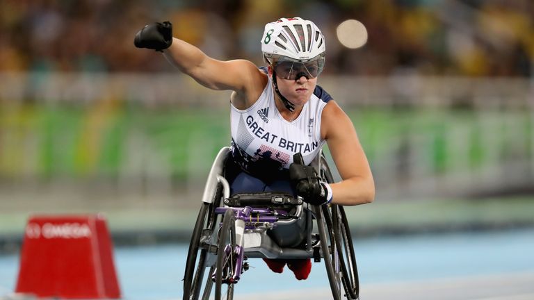 Hannah Cockroft celebrates winning the women's 100 meter T34 final