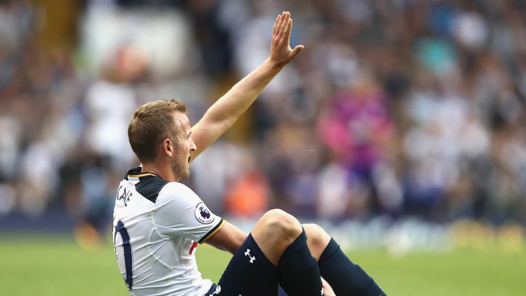LONDON, ENGLAND - SEPTEMBER 18: Harry Kane of Tottenham Hotspur gestures to bench as he cluthes his leg  during the Premier League match between Tottenham 