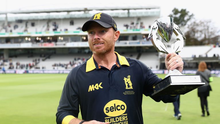LONDON, ENGLAND - SEPTEMBER 17:  Ian Bell of Warwickshire celebrates their win during the Royal London one-day cup final between Warwickshire and Surrey at