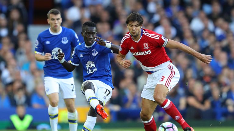 LIVERPOOL, ENGLAND - SEPTEMBER 17:Idrissa Gueye of Everton shoots during the Premier League match between Everton and Middlesbrough at Goodison Park on Sep