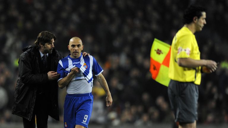 Espanyol's coach Mauricio Pochettino talks with his player Ivan De La Pena in the game against Barcelona at the Nou Camp in February 2009